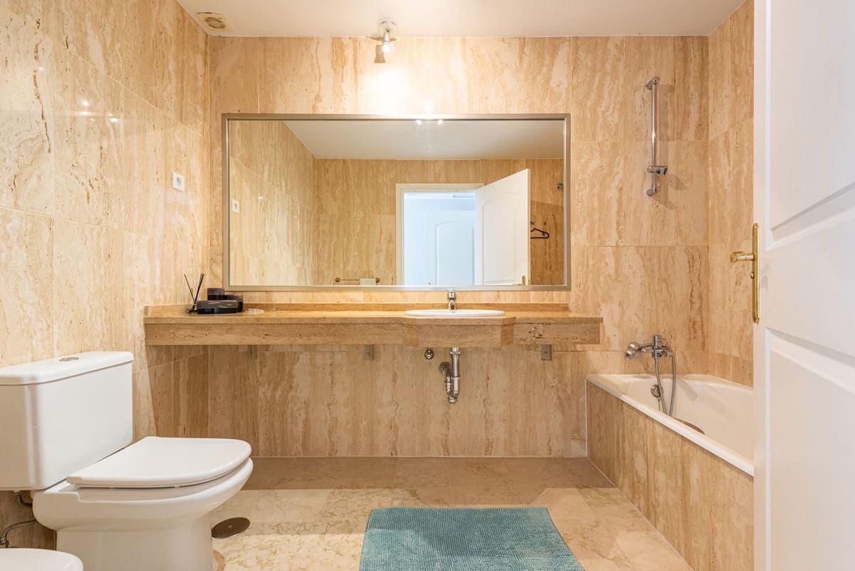 2 bedroom Apartment for sale in Elviria with pool - € 349,000 (Ref: 9622609)