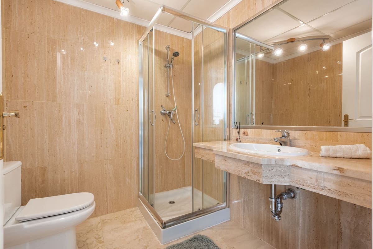 2 bedroom Apartment for sale in Elviria with pool - € 349,000 (Ref: 9622609)