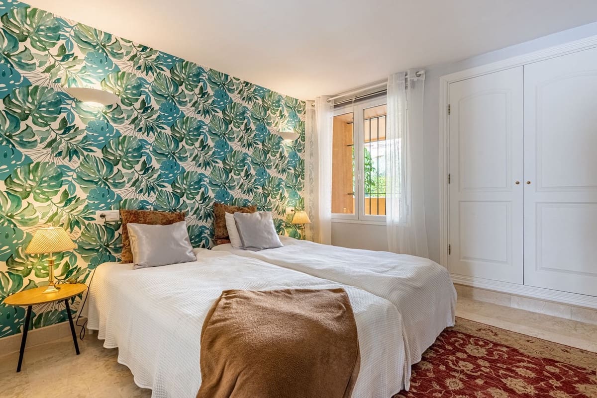 2 bedroom Apartment for sale in Elviria with pool - € 349,000 (Ref: 9622609)