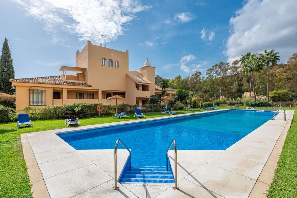 2 bedroom Apartment for sale in Elviria with pool - € 349,000 (Ref: 9622609)