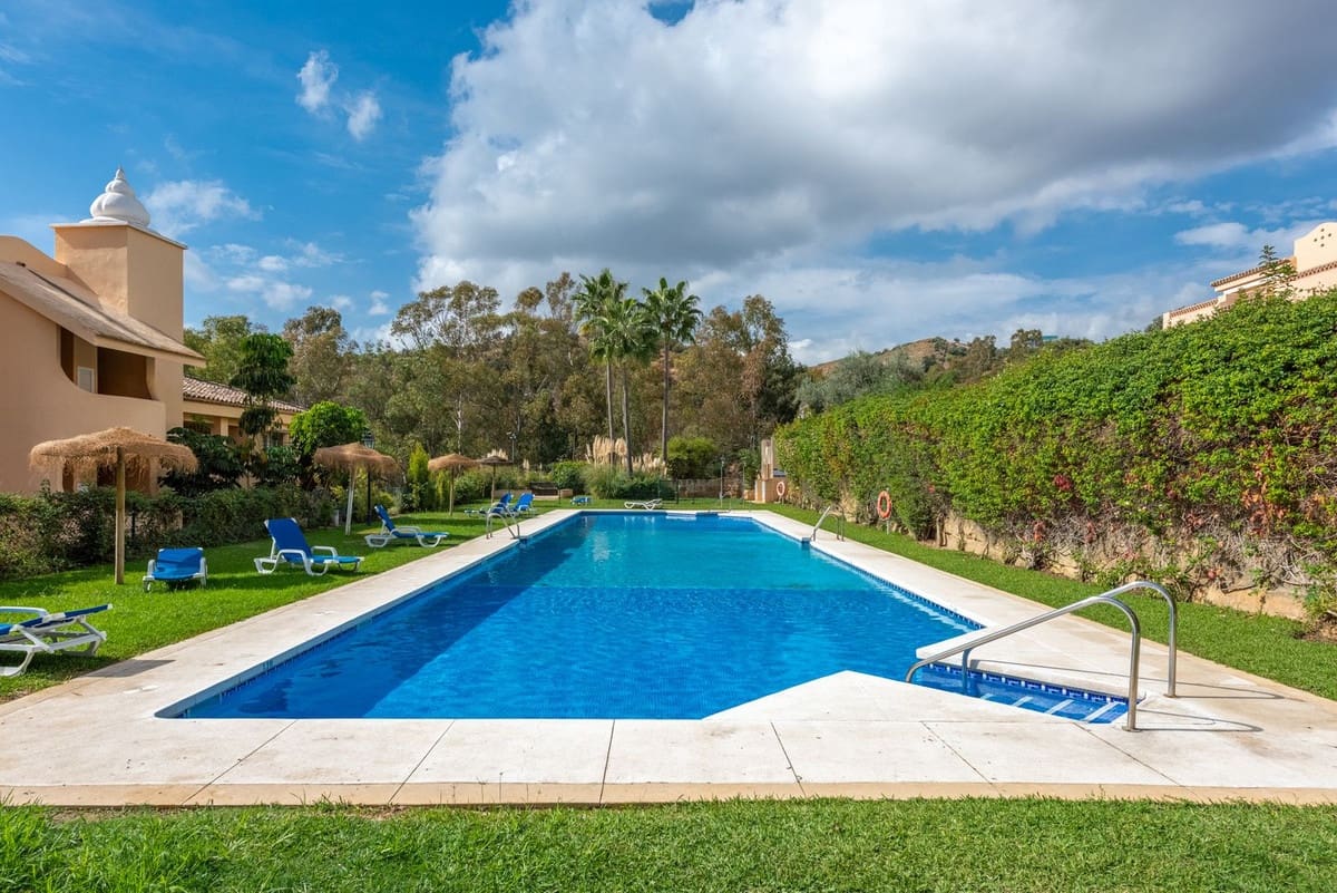 2 bedroom Apartment for sale in Elviria with pool - € 349,000 (Ref: 9622609)