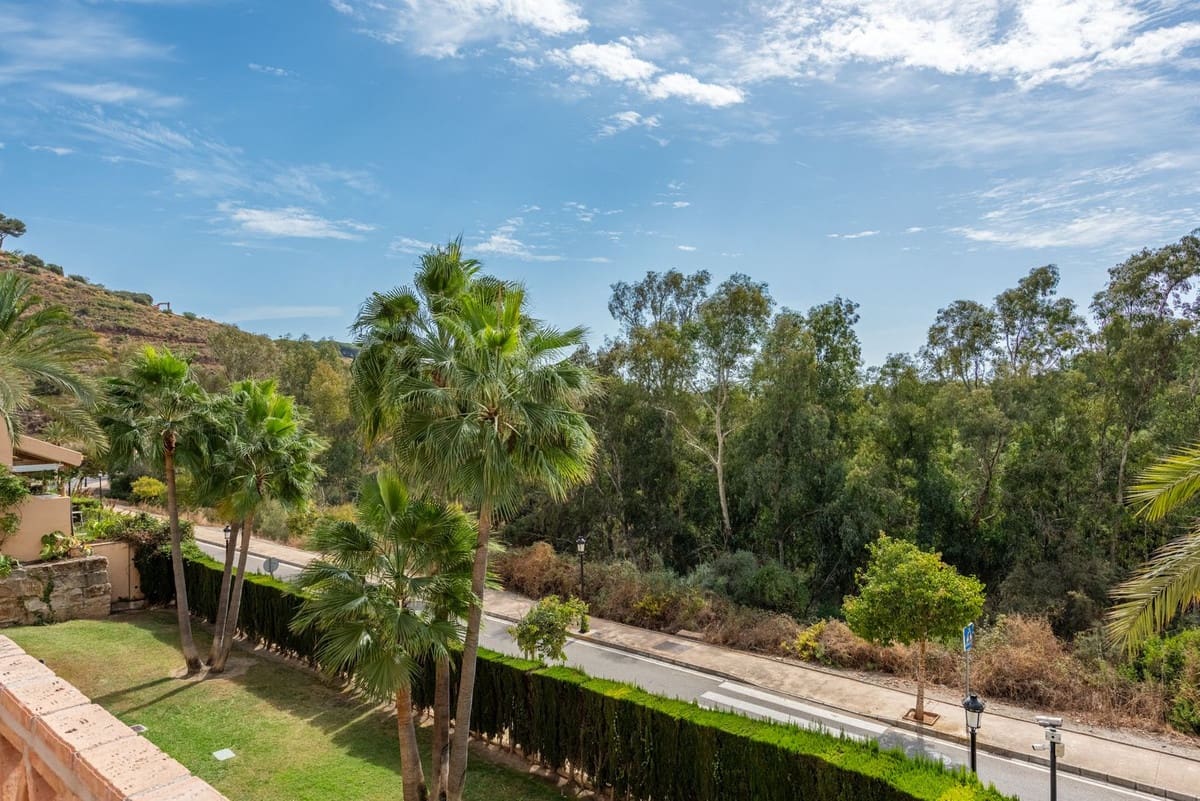 2 bedroom Apartment for sale in Elviria with pool - € 349,000 (Ref: 9622609)