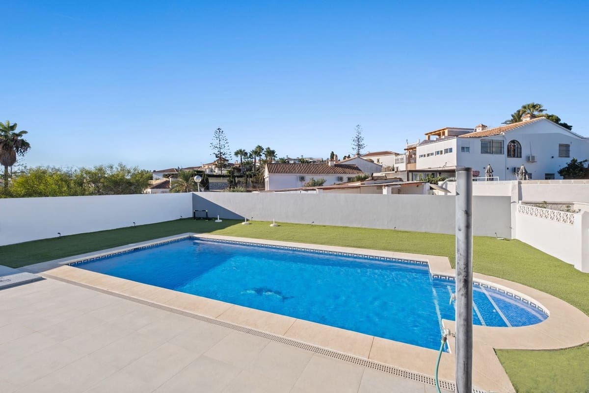 5 bedroom Villa for sale in El Faro with pool - € 849,999 (Ref: 9622610)