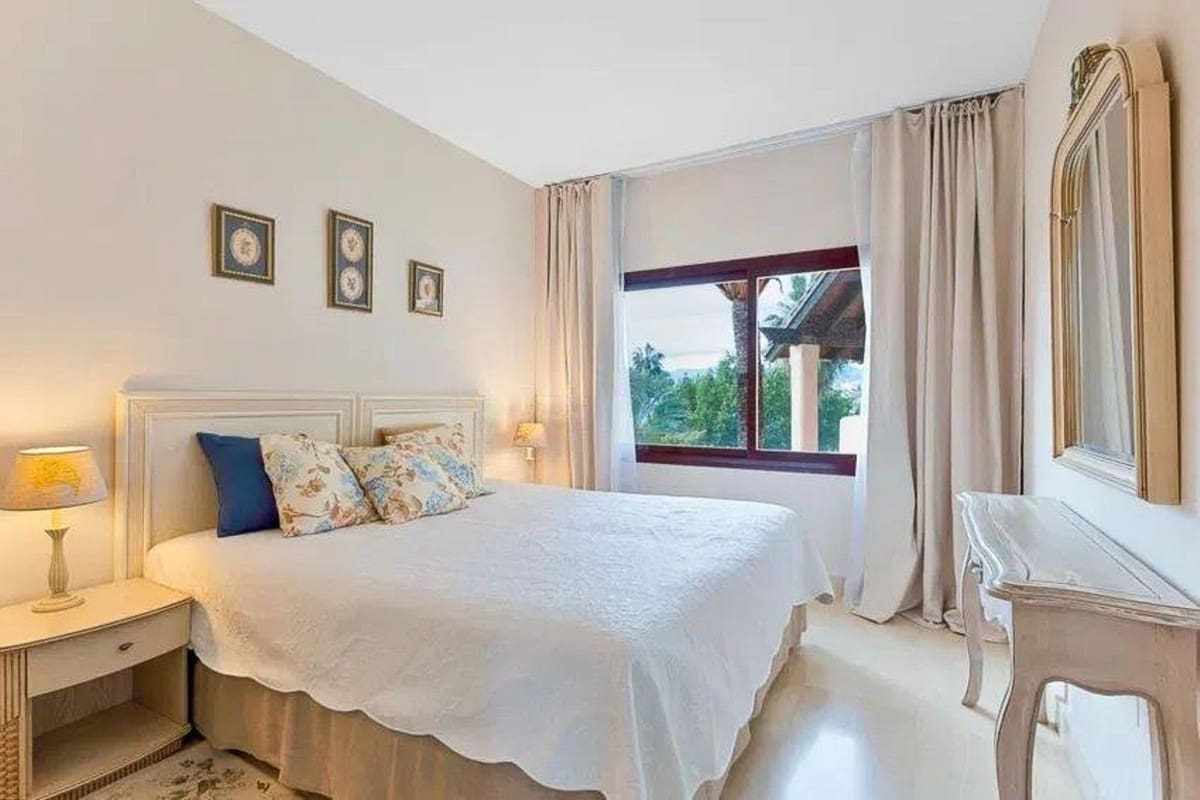 2 bedroom Apartment for sale in San Pedro de Alcantara with pool - € 845,000 (Ref: 9622613)