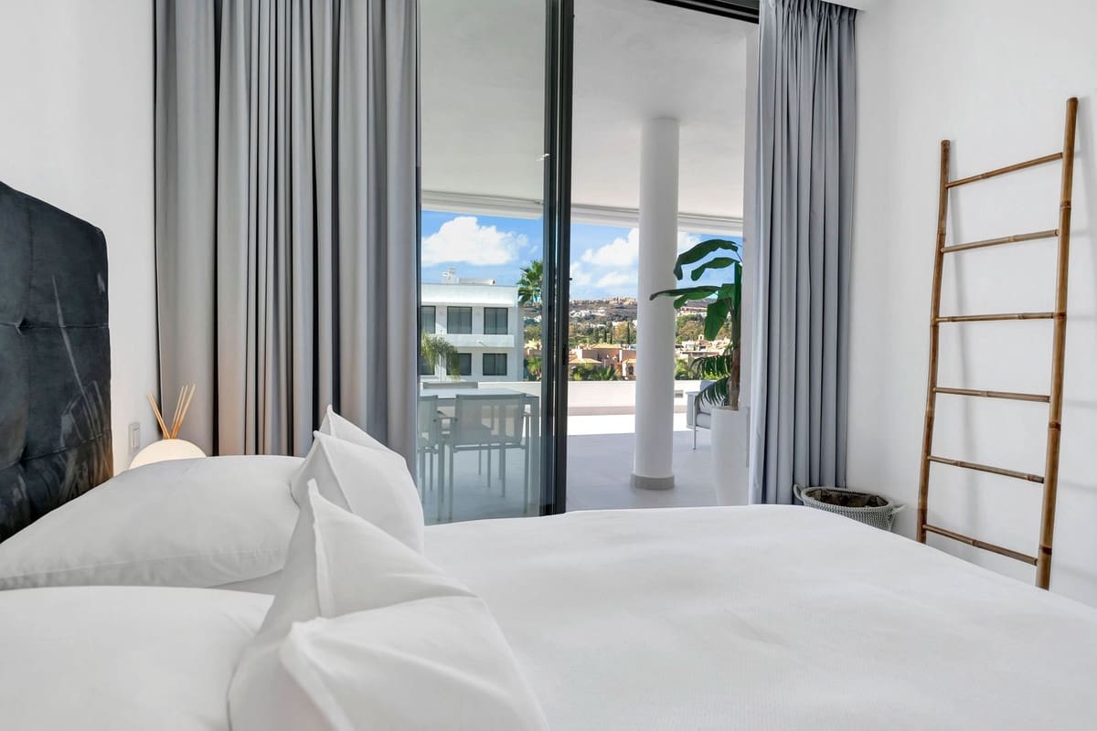 2 bedroom Apartment for sale in El Paraiso with pool - € 825,000 (Ref: 9622614)