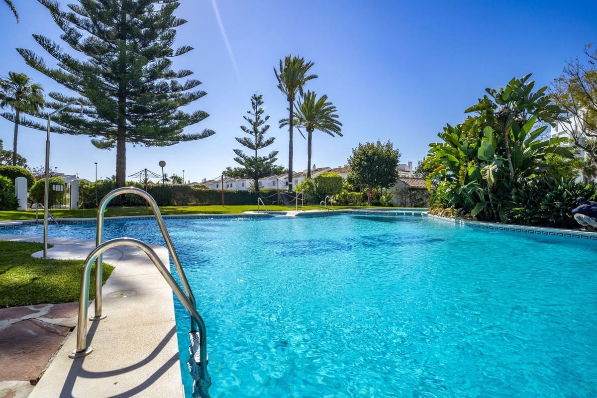 3 Zimmer Apartment zu verkaufen in Nueva Andalucia mit Pool - 995.000 € (Ref: 9622618)