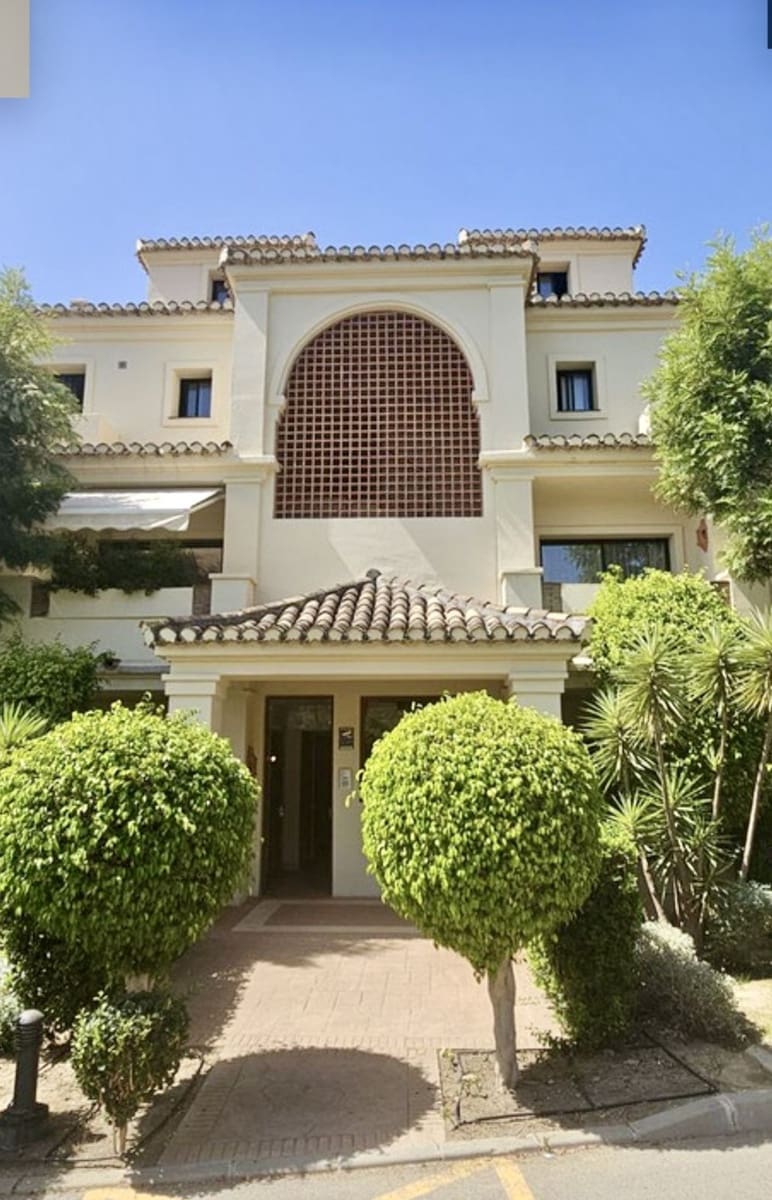 3 bedroom Apartment for sale in Benahavis with pool - € 940,000 (Ref: 9622619)