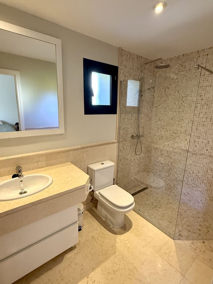 3 bedroom Apartment for sale in Benahavis with pool - € 940,000 (Ref: 9622619)
