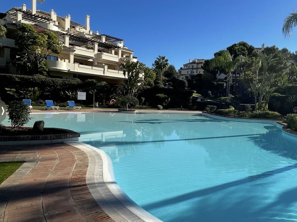 3 bedroom Apartment for sale in Benahavis with pool - € 940,000 (Ref: 9622619)