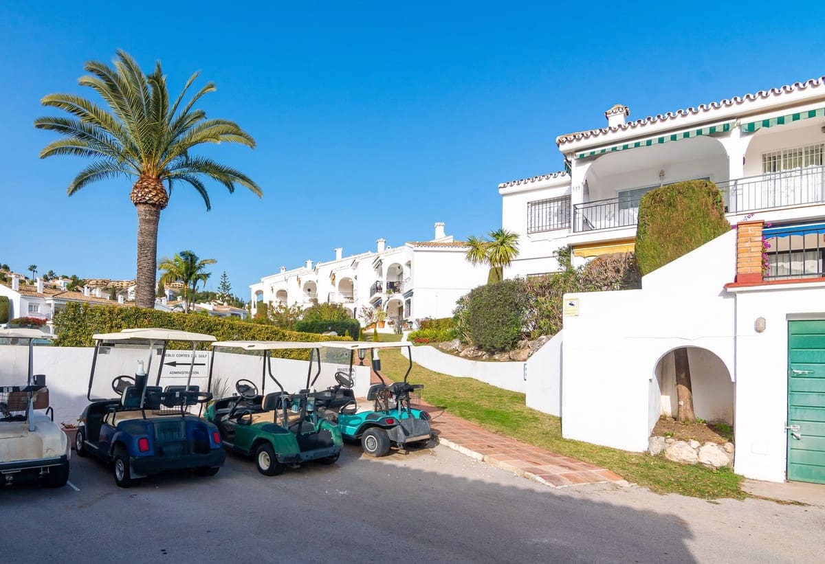 2 soverom Penthouse til salgs i Benahavis med svømmebasseng - € 315 000 (Ref: 9622621)