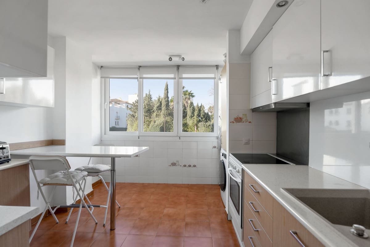 3 bedroom Apartment for sale in Nueva Andalucia with pool - € 629,000 (Ref: 9622623)