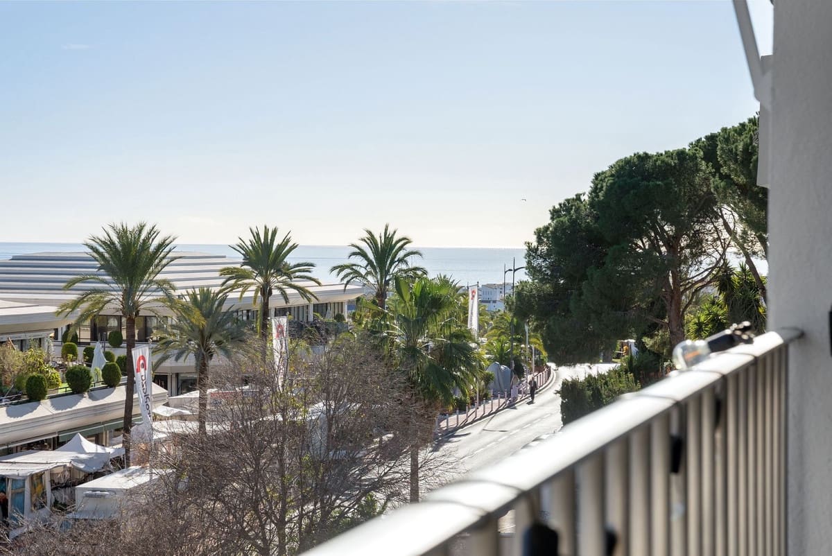 3 bedroom Apartment for sale in Nueva Andalucia with pool - € 629,000 (Ref: 9622623)