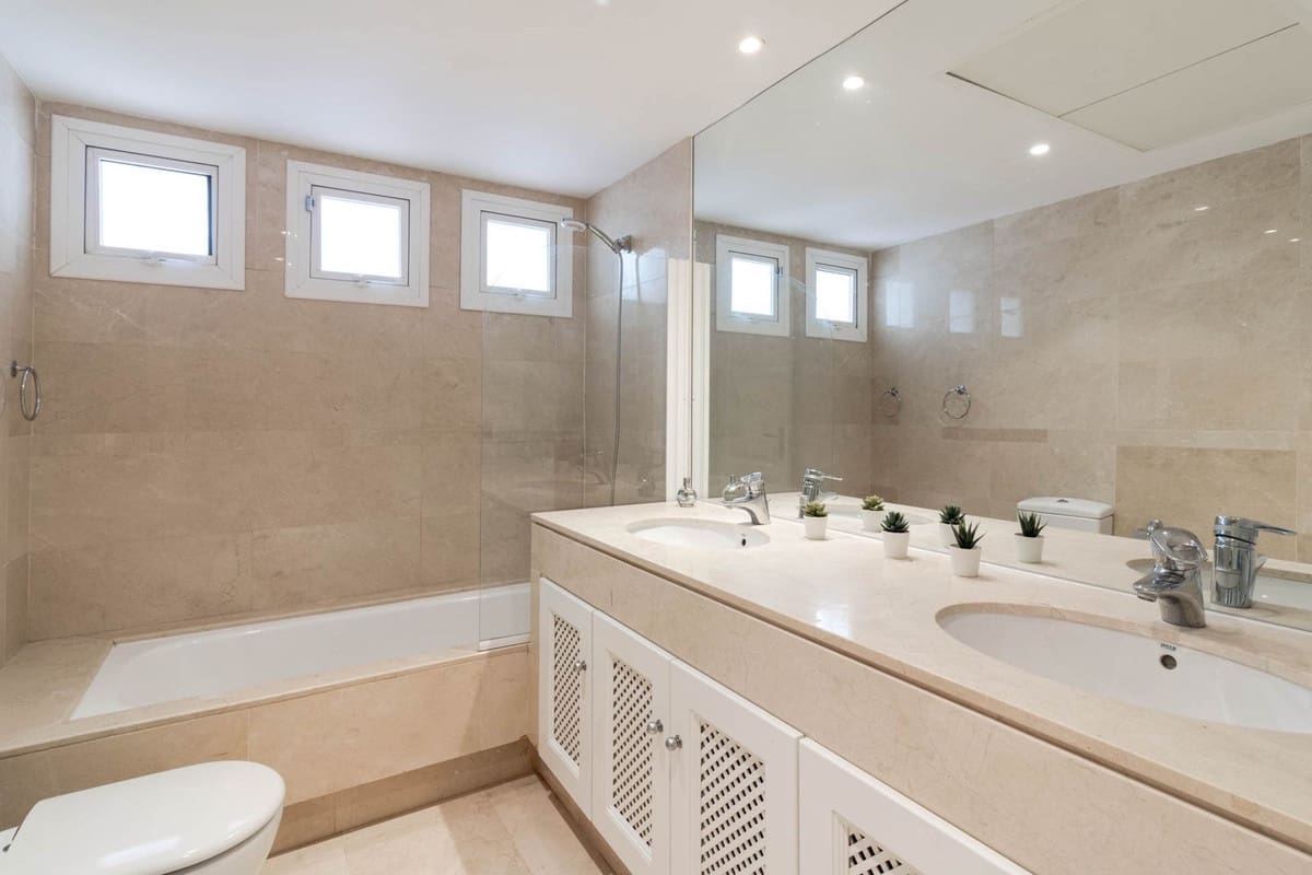 3 chambre Appartement à vendre à Nueva Andalucia avec piscine - 829 000 € (Ref: 9622624)