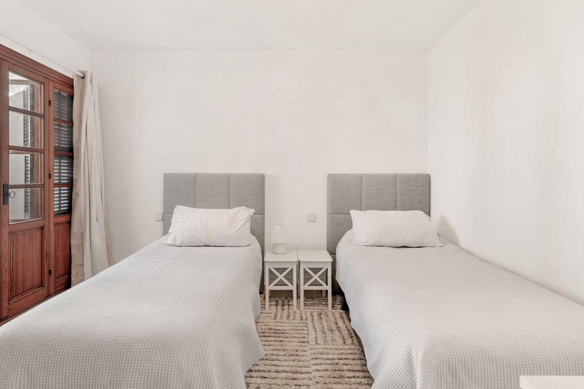 Casa de 2 habitaciones en Estepona en venta con piscina - 450.000 € (Ref: 9626051)