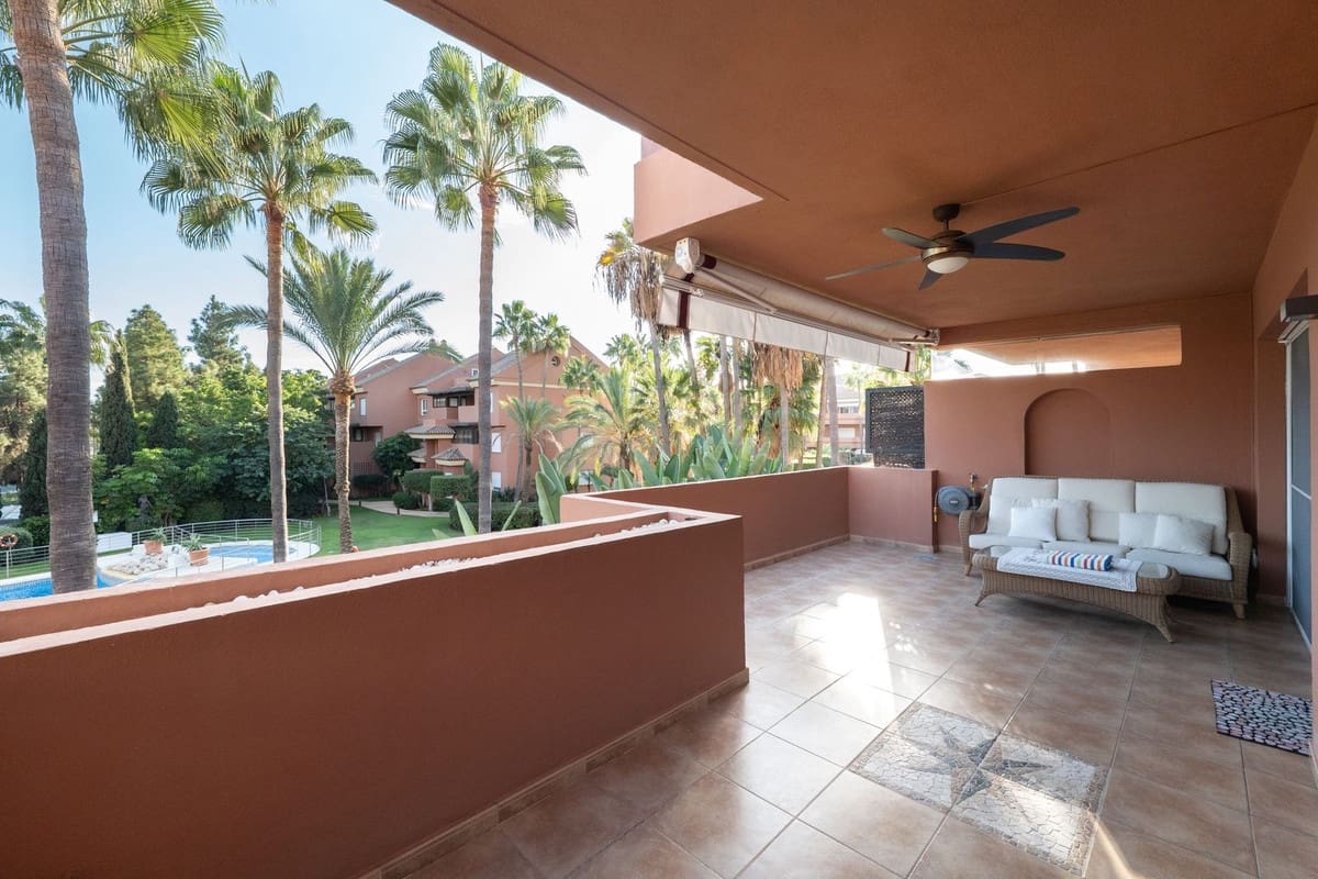 2 sovrum Lägenhet till salu i Puerto Banus med pool - 800 000 € (Ref: 9626053)