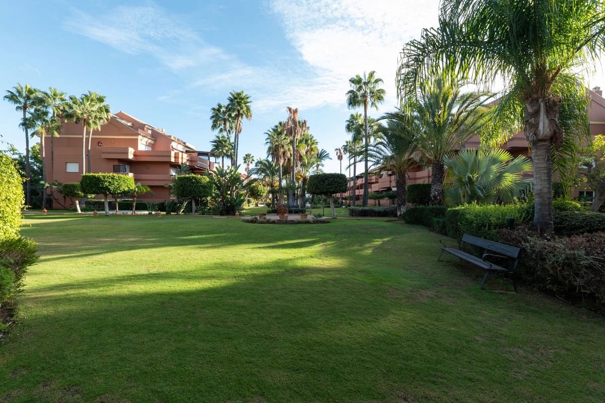 2 sovrum Lägenhet till salu i Puerto Banus med pool - 800 000 € (Ref: 9626053)