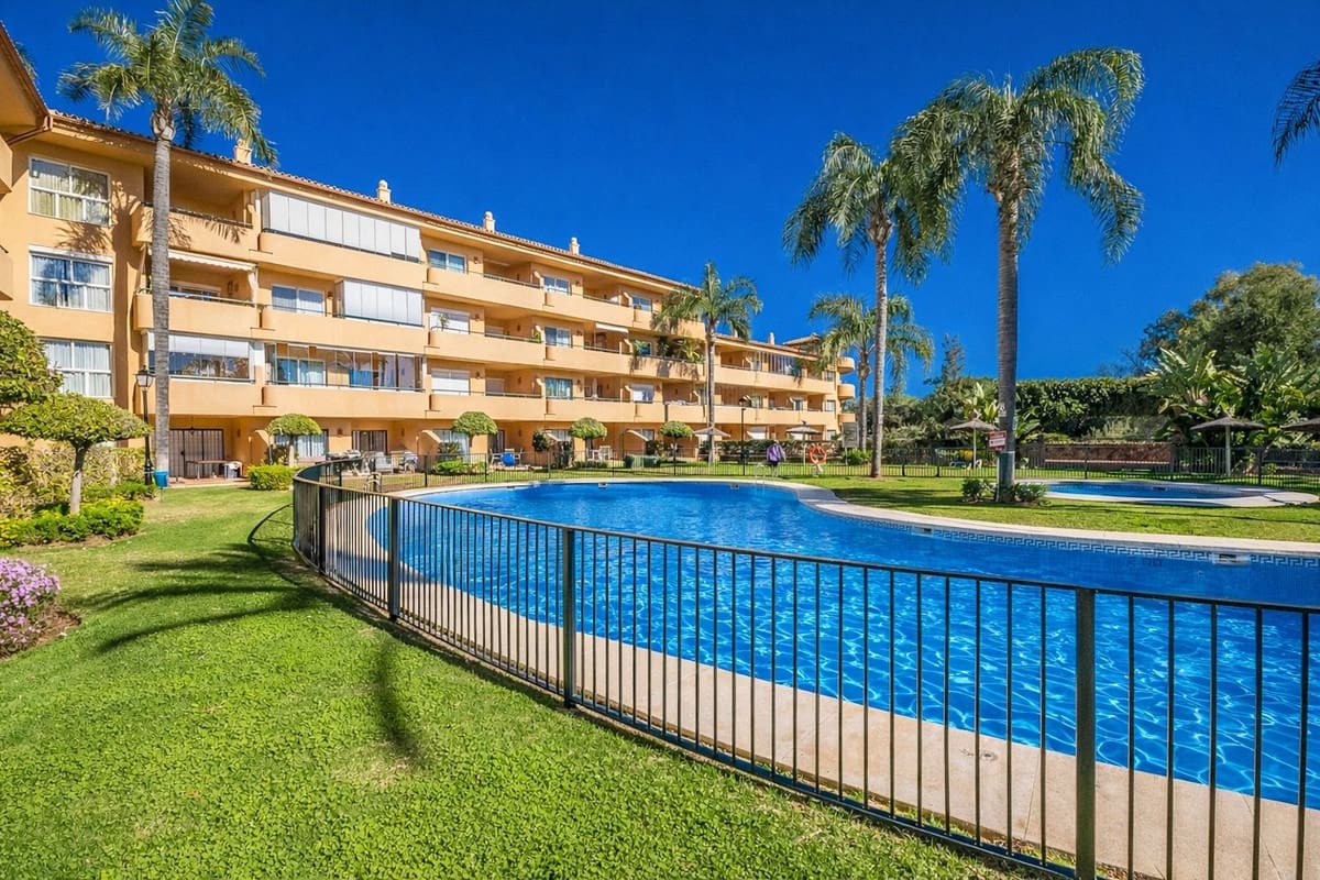 2 bedroom Apartment for sale in Elviria with pool - € 385,000 (Ref: 9626056)