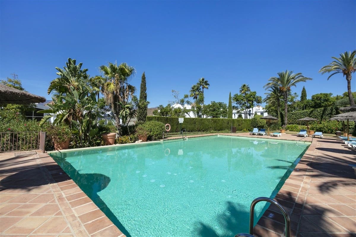 4 bedroom Apartment for sale in Los Flamingos with pool - € 1,195,000 (Ref: 9626059)