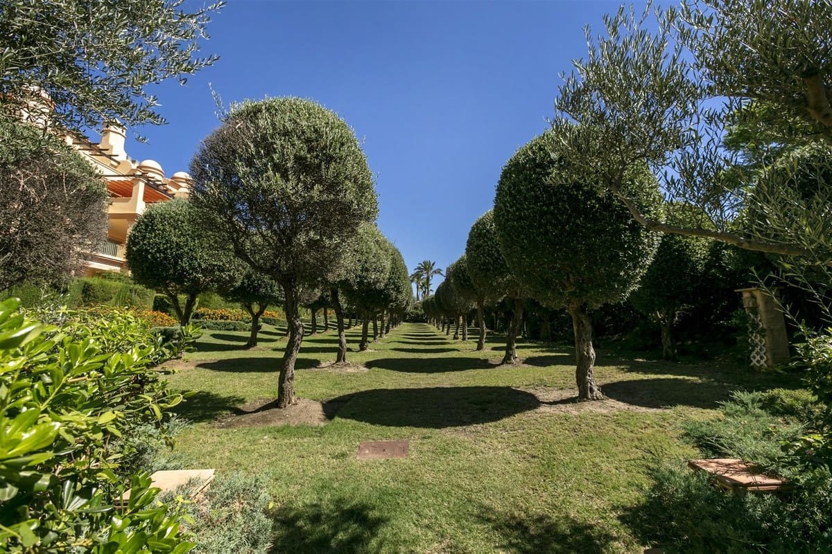 4 bedroom Apartment for sale in Los Flamingos with pool - € 1,195,000 (Ref: 9626059)