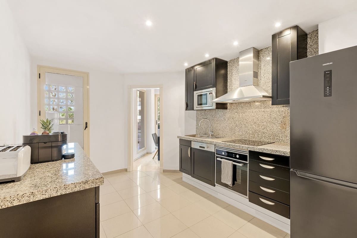 3 slaapkamer Appartement te koop in Nueva Andalucia met zwembad - € 595.000 (Ref: 9626062)