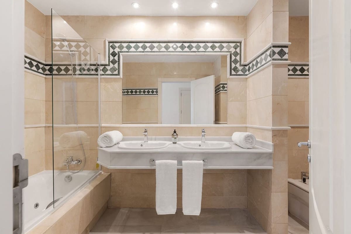 3 slaapkamer Appartement te koop in Nueva Andalucia met zwembad - € 595.000 (Ref: 9626062)