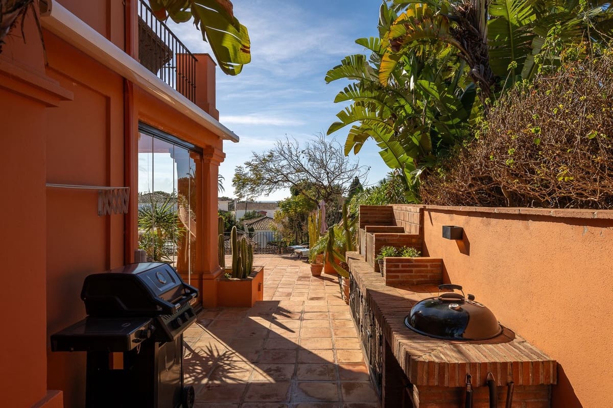 3 bedroom Villa for sale in Marbesa with pool - € 1,785,000 (Ref: 9626064)