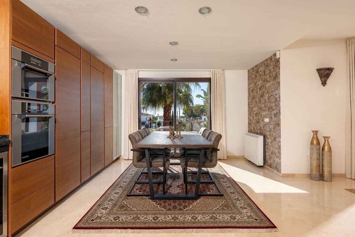 3 bedroom Villa for sale in Marbesa with pool - € 1,785,000 (Ref: 9626064)