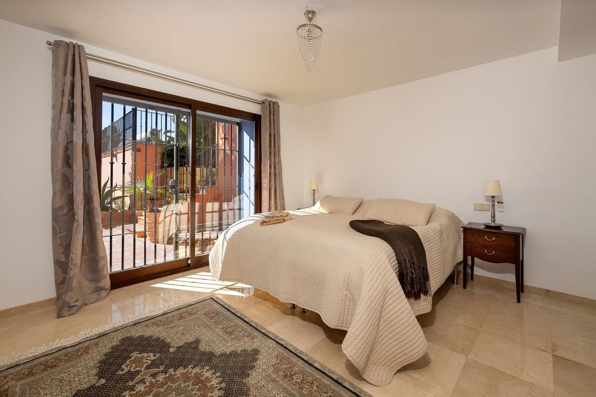 3 bedroom Villa for sale in Marbesa with pool - € 1,785,000 (Ref: 9626064)