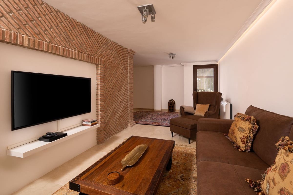 3 bedroom Villa for sale in Marbesa with pool - € 1,785,000 (Ref: 9626064)