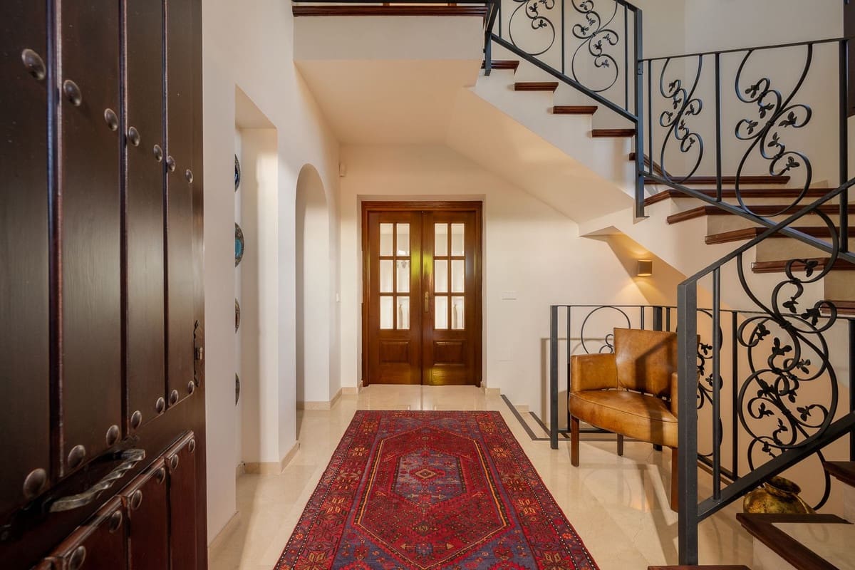3 bedroom Villa for sale in Marbesa with pool - € 1,785,000 (Ref: 9626064)