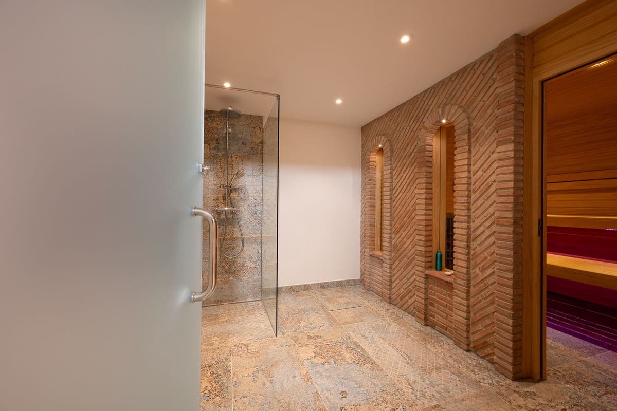 3 bedroom Villa for sale in Marbesa with pool - € 1,785,000 (Ref: 9626064)