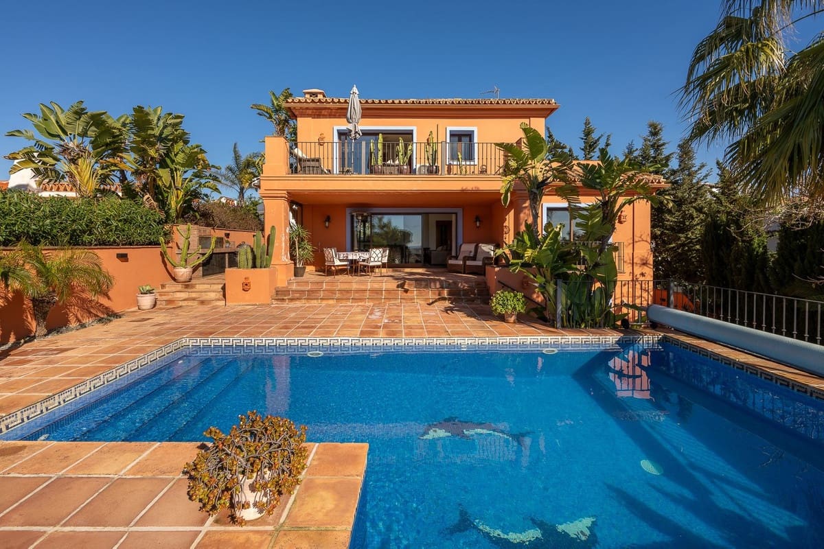 3 bedroom Villa for sale in Marbesa with pool - € 1,785,000 (Ref: 9626064)