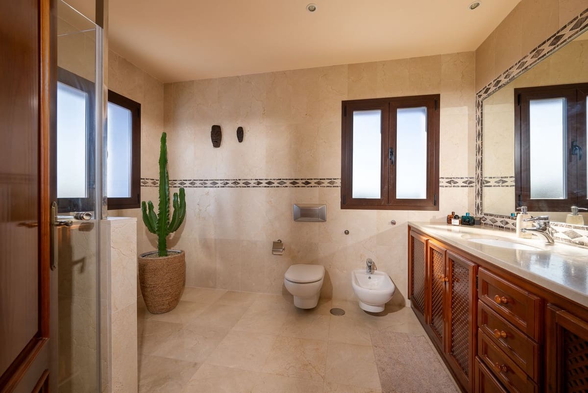 3 bedroom Villa for sale in Marbesa with pool - € 1,785,000 (Ref: 9626064)