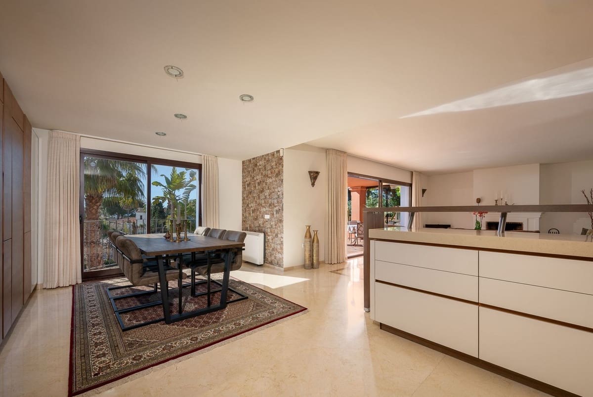 3 bedroom Villa for sale in Marbesa with pool - € 1,785,000 (Ref: 9626064)