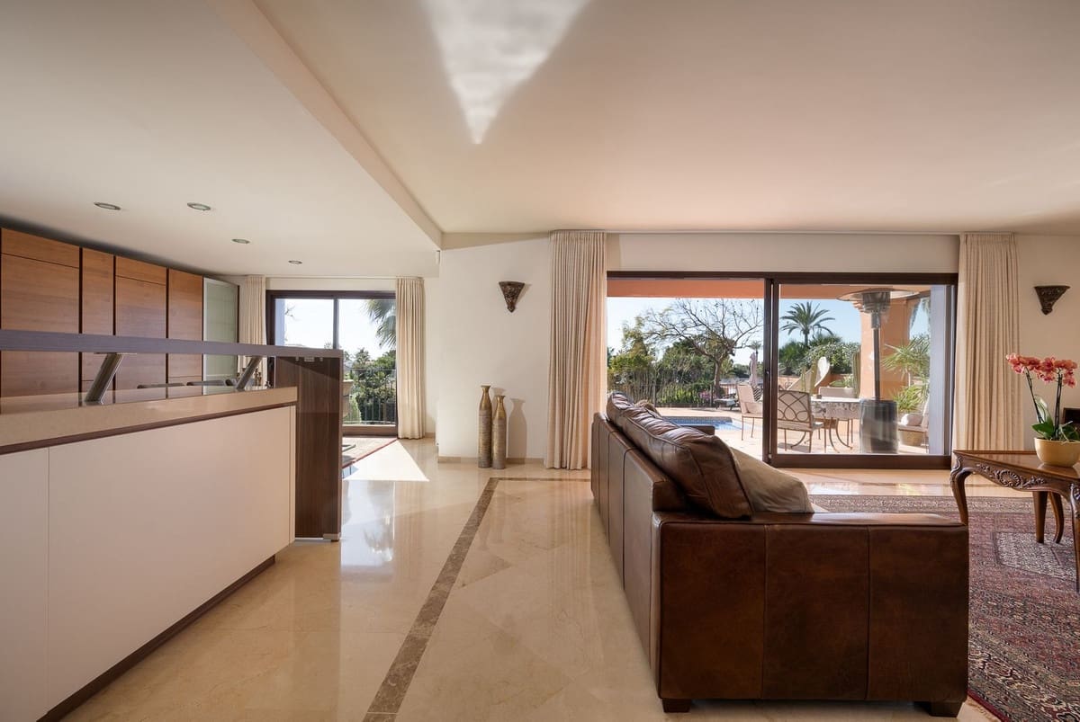 3 bedroom Villa for sale in Marbesa with pool - € 1,785,000 (Ref: 9626064)