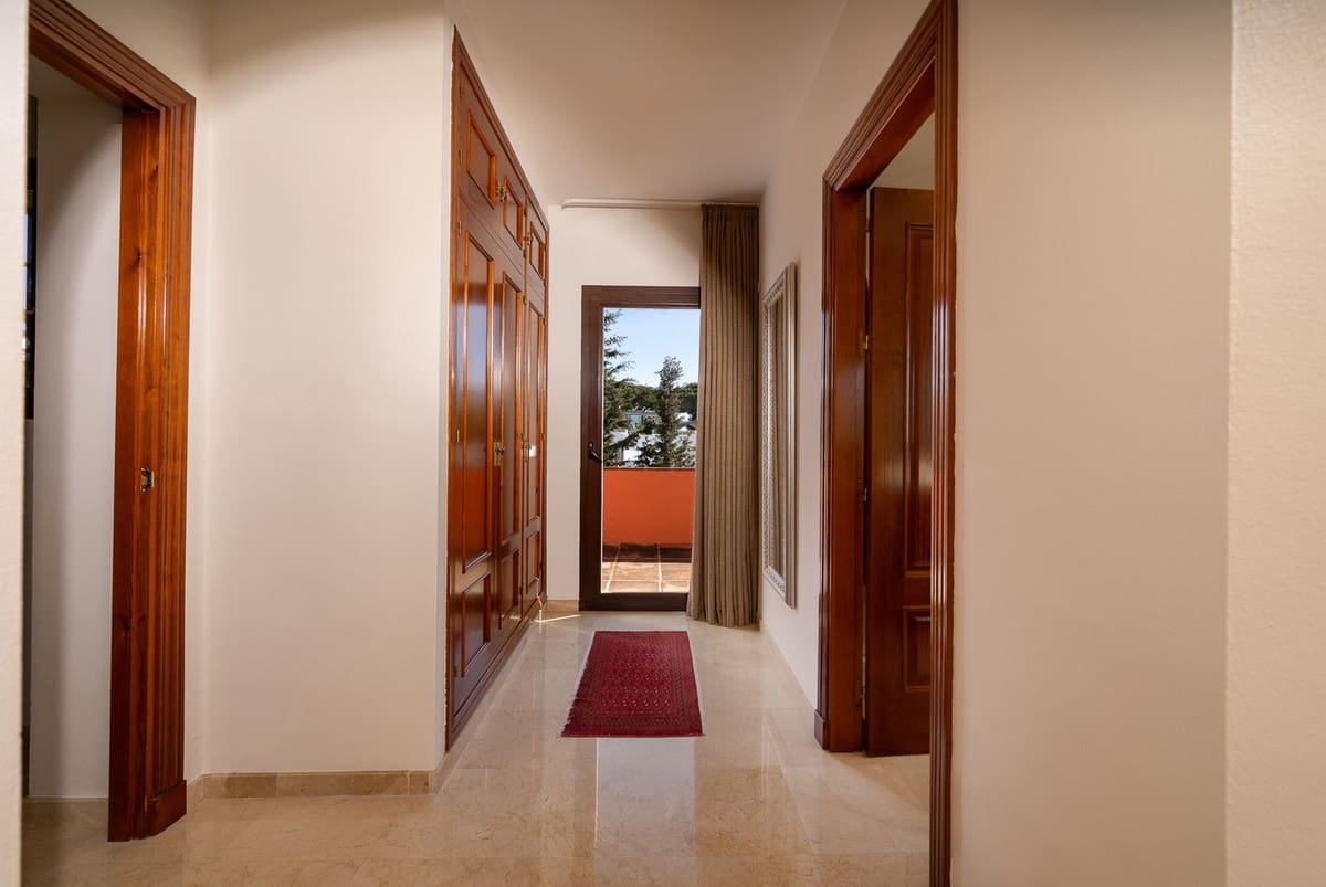 3 bedroom Villa for sale in Marbesa with pool - € 1,785,000 (Ref: 9626064)
