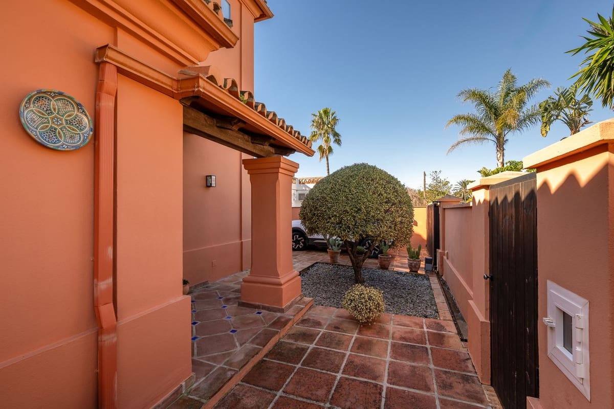 3 bedroom Villa for sale in Marbesa with pool - € 1,785,000 (Ref: 9626064)