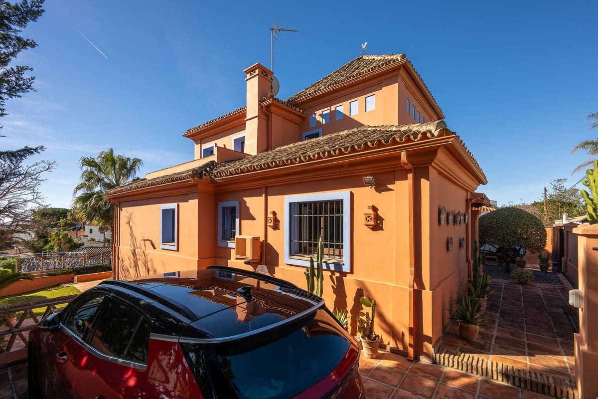 3 bedroom Villa for sale in Marbesa with pool - € 1,785,000 (Ref: 9626064)
