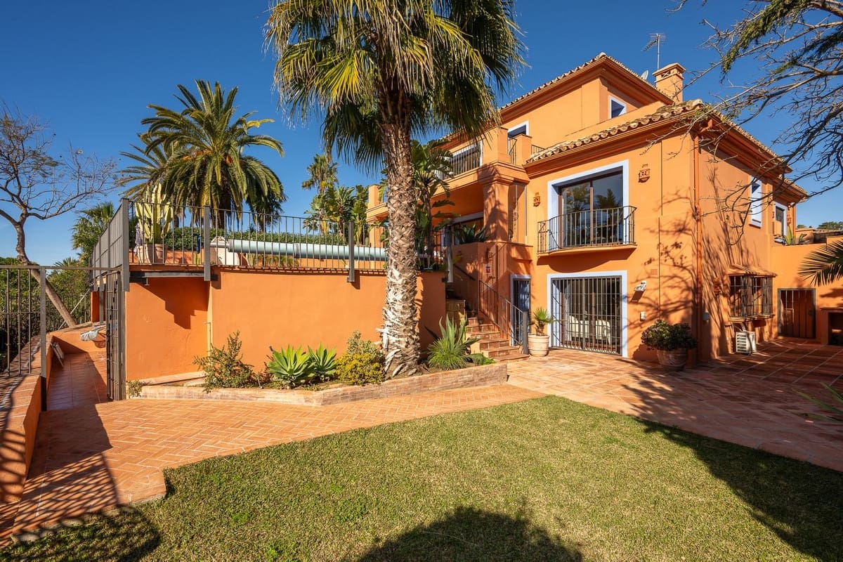 3 bedroom Villa for sale in Marbesa with pool - € 1,785,000 (Ref: 9626064)
