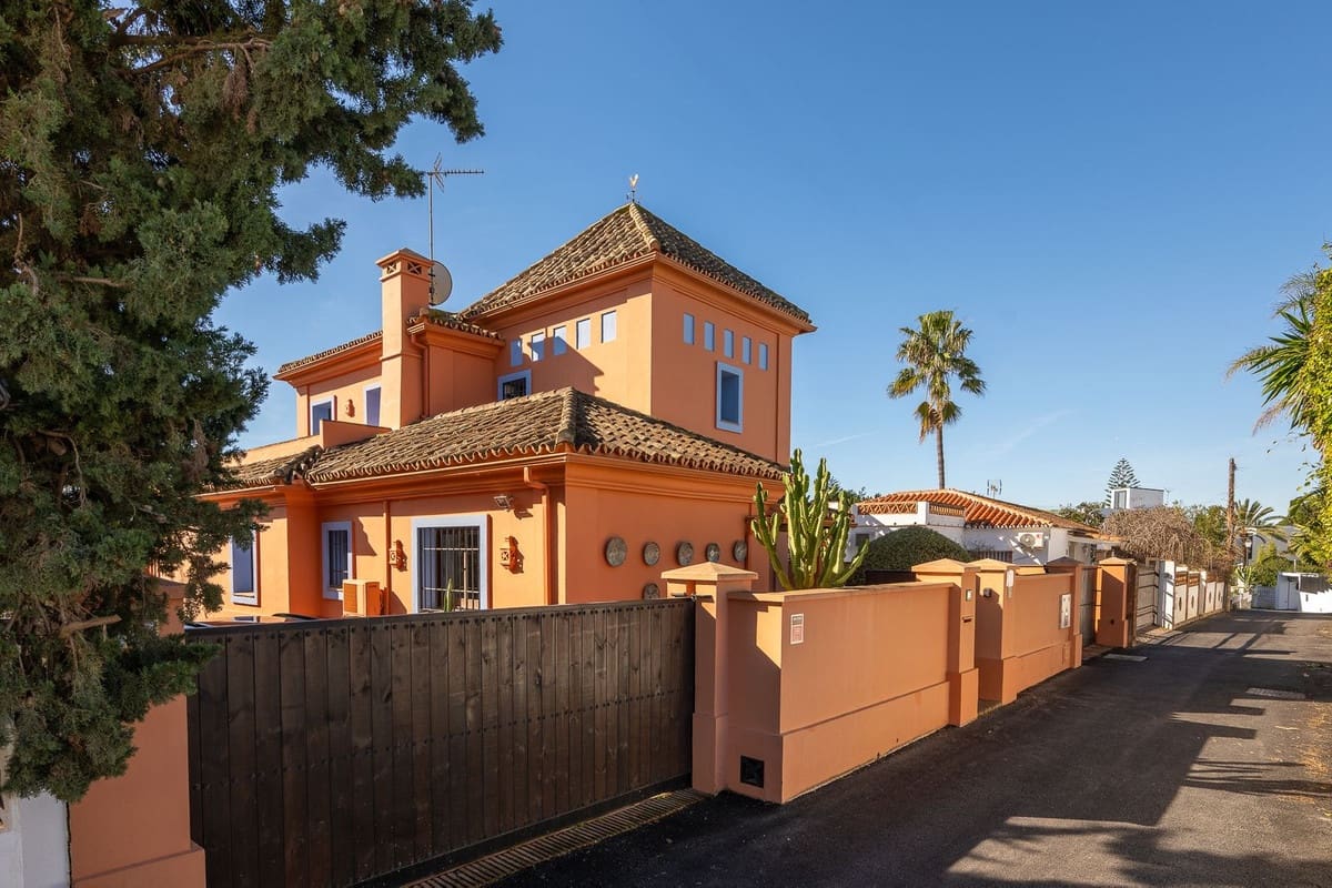 3 bedroom Villa for sale in Marbesa with pool - € 1,785,000 (Ref: 9626064)