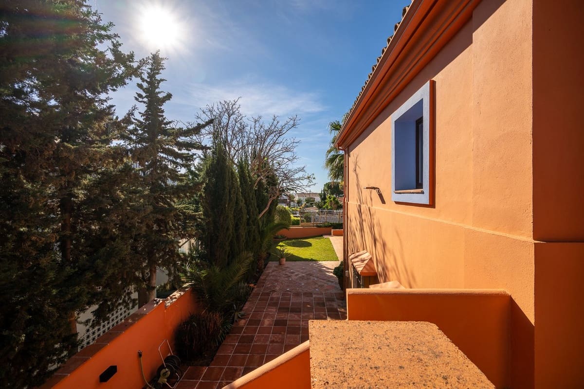 3 bedroom Villa for sale in Marbesa with pool - € 1,785,000 (Ref: 9626064)