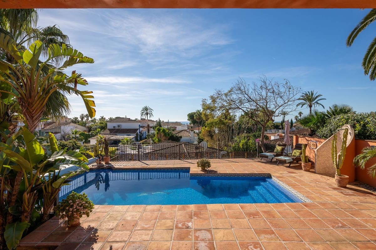 3 bedroom Villa for sale in Marbesa with pool - € 1,785,000 (Ref: 9626064)