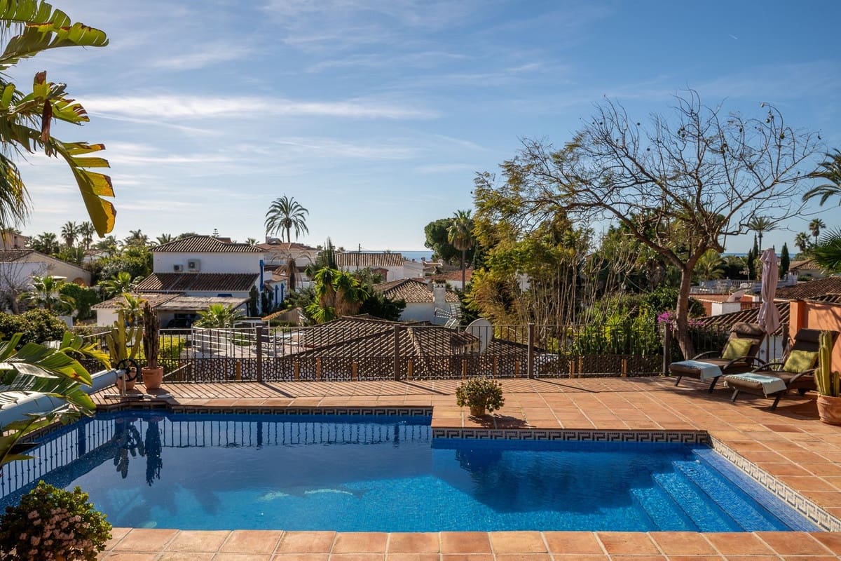 3 bedroom Villa for sale in Marbesa with pool - € 1,785,000 (Ref: 9626064)