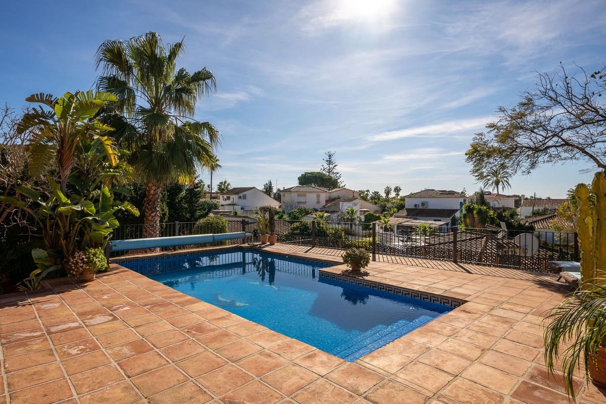 3 bedroom Villa for sale in Marbesa with pool - € 1,785,000 (Ref: 9626064)