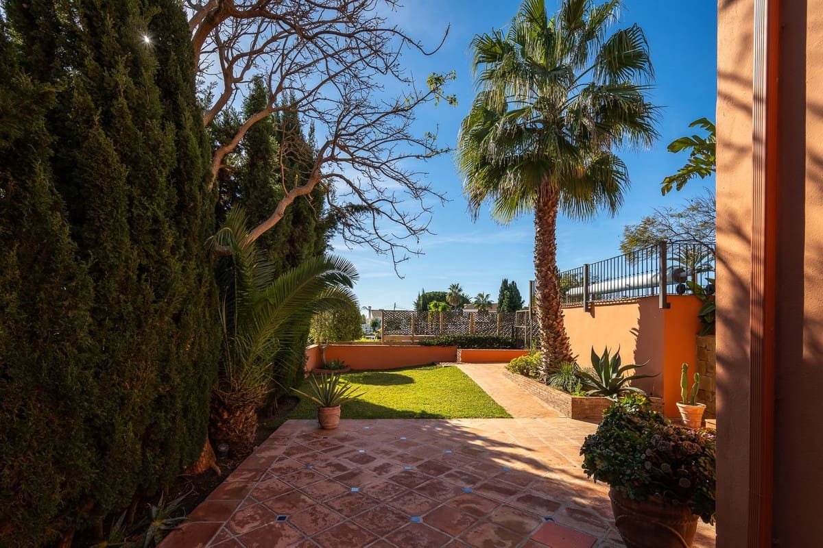 3 bedroom Villa for sale in Marbesa with pool - € 1,785,000 (Ref: 9626064)