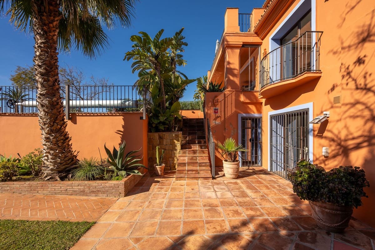 3 bedroom Villa for sale in Marbesa with pool - € 1,785,000 (Ref: 9626064)