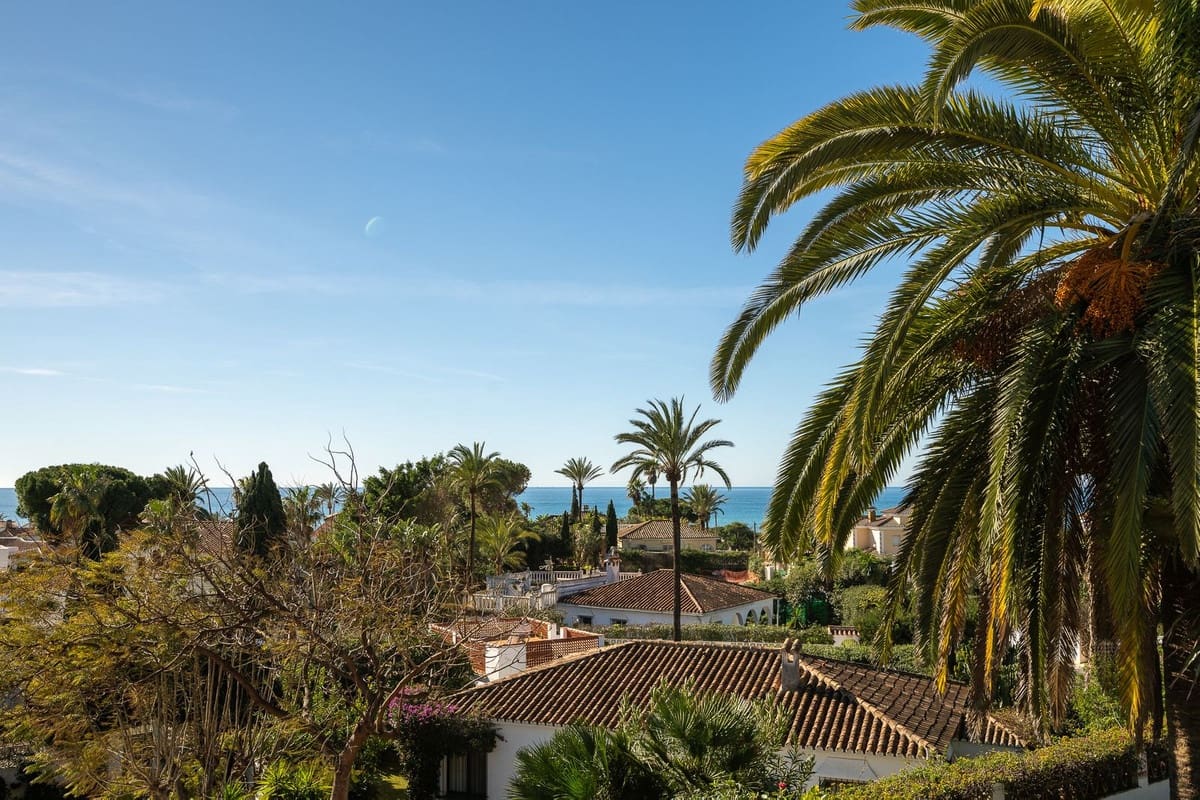 3 bedroom Villa for sale in Marbesa with pool - € 1,785,000 (Ref: 9626064)