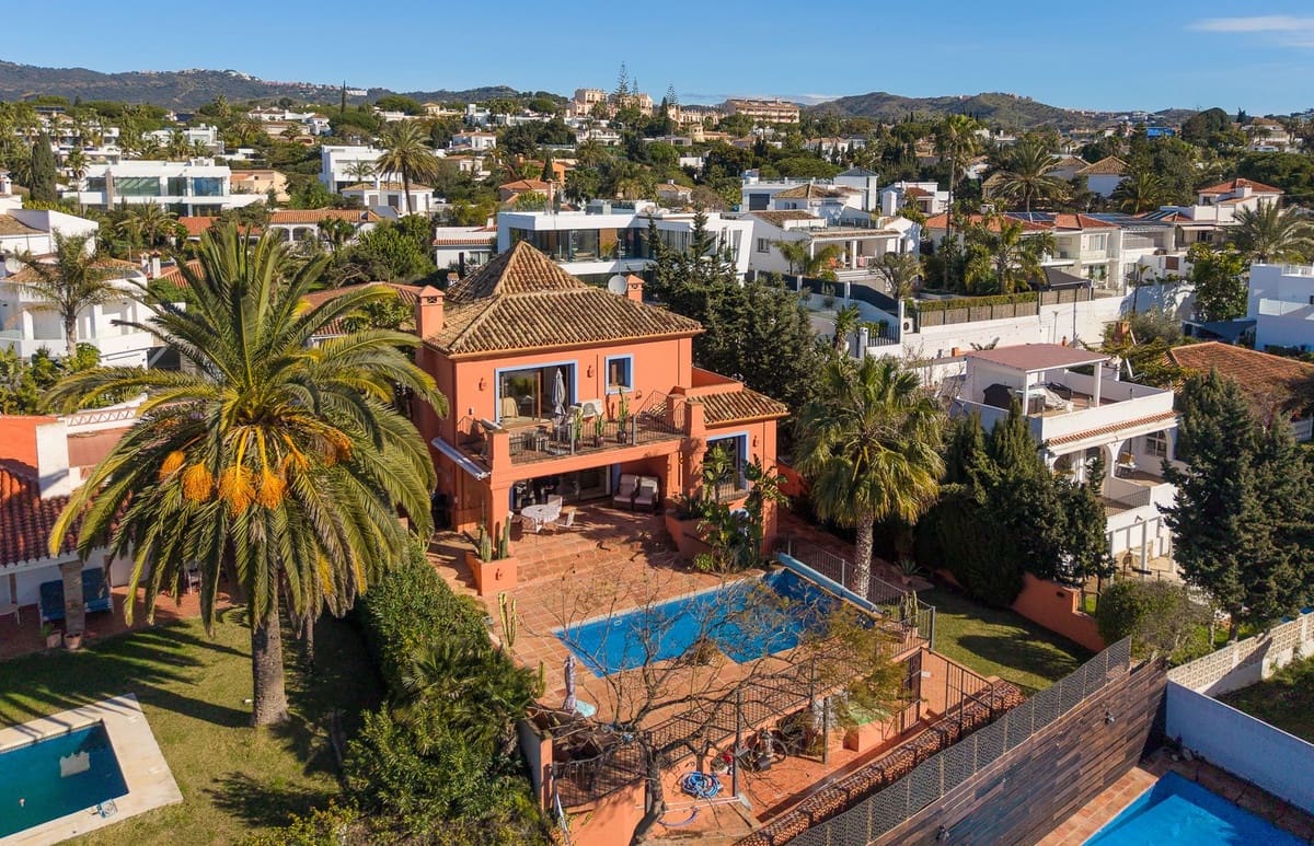 3 bedroom Villa for sale in Marbesa with pool - € 1,785,000 (Ref: 9626064)