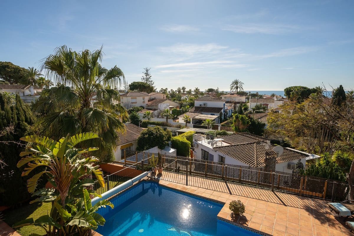 3 bedroom Villa for sale in Marbesa with pool - € 1,785,000 (Ref: 9626064)