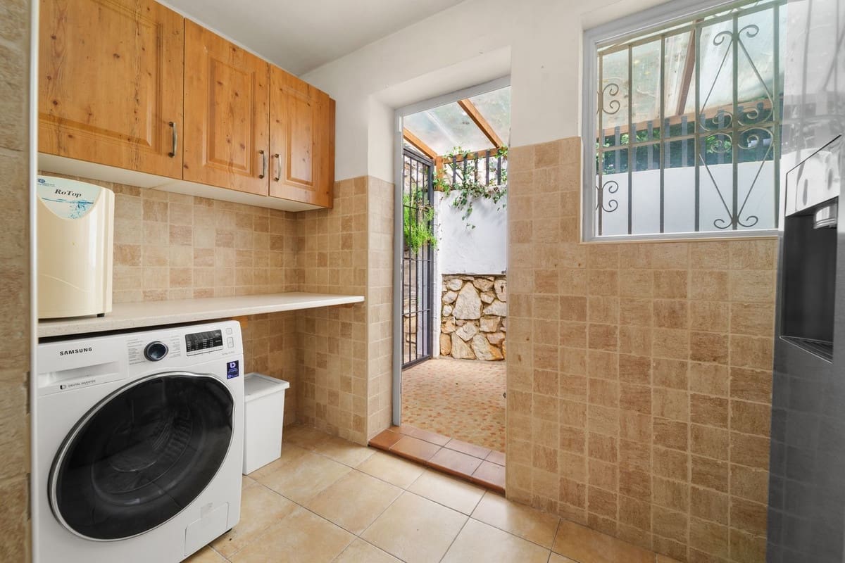 5 slaapkamer Villa te koop in Calahonda met zwembad - € 1.399.000 (Ref: 9656363)